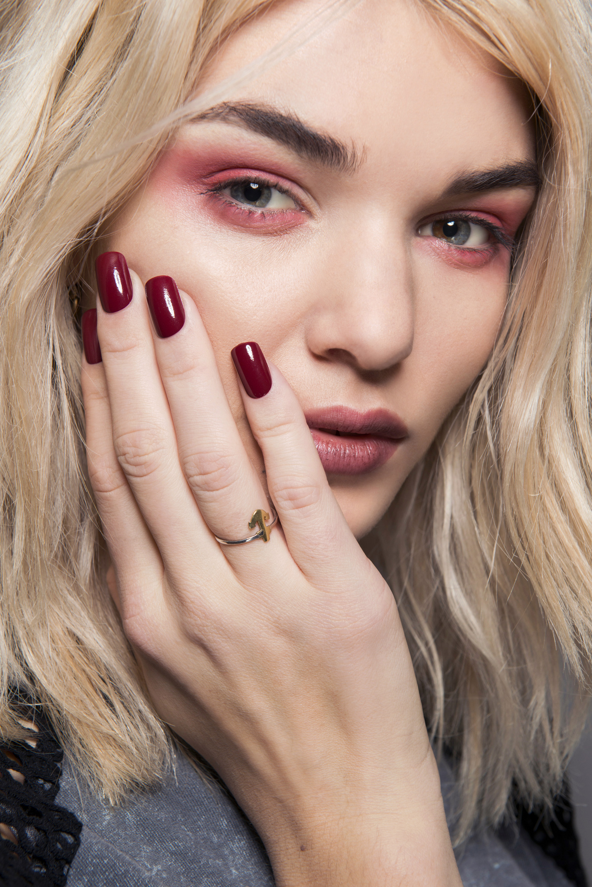 Красный маникюр на длинные ногти