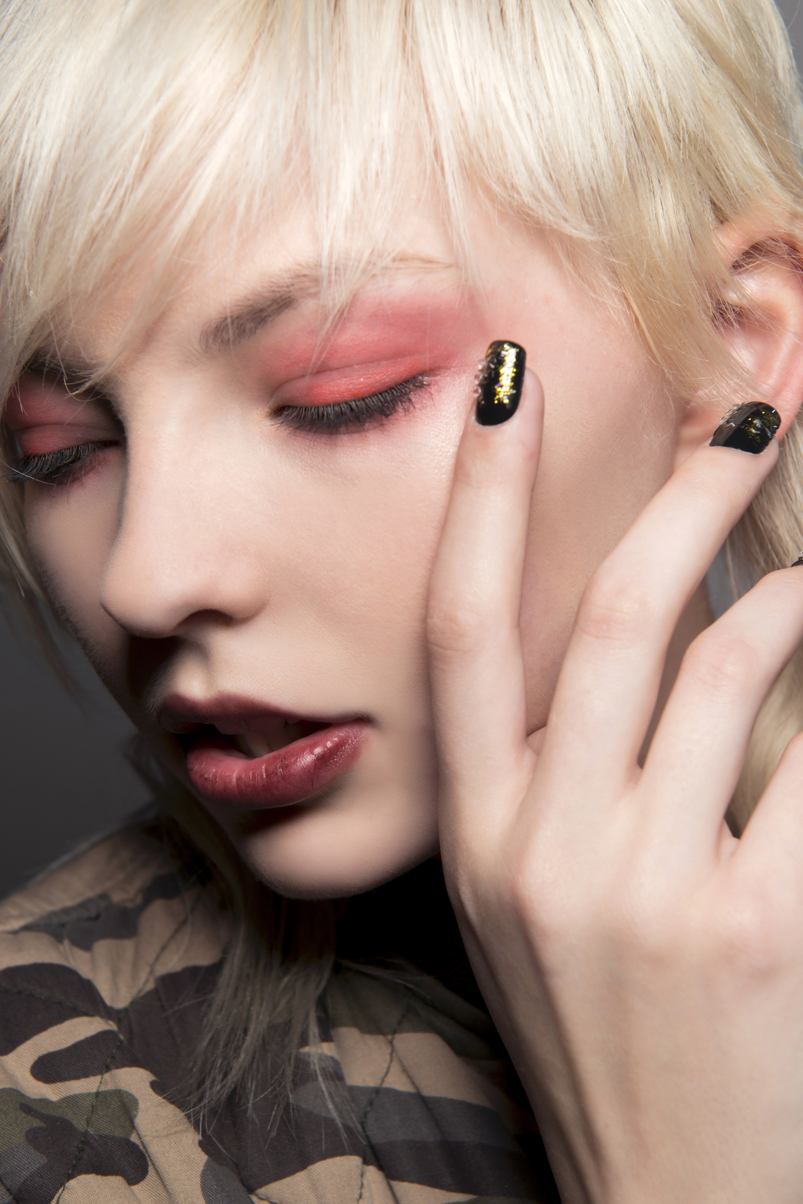 Аппликация на черных ногтях