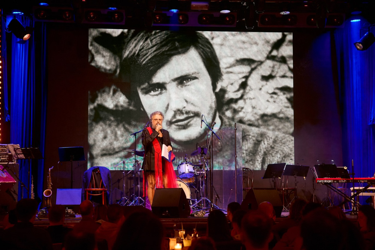 «Тільки раз цвіте любов»