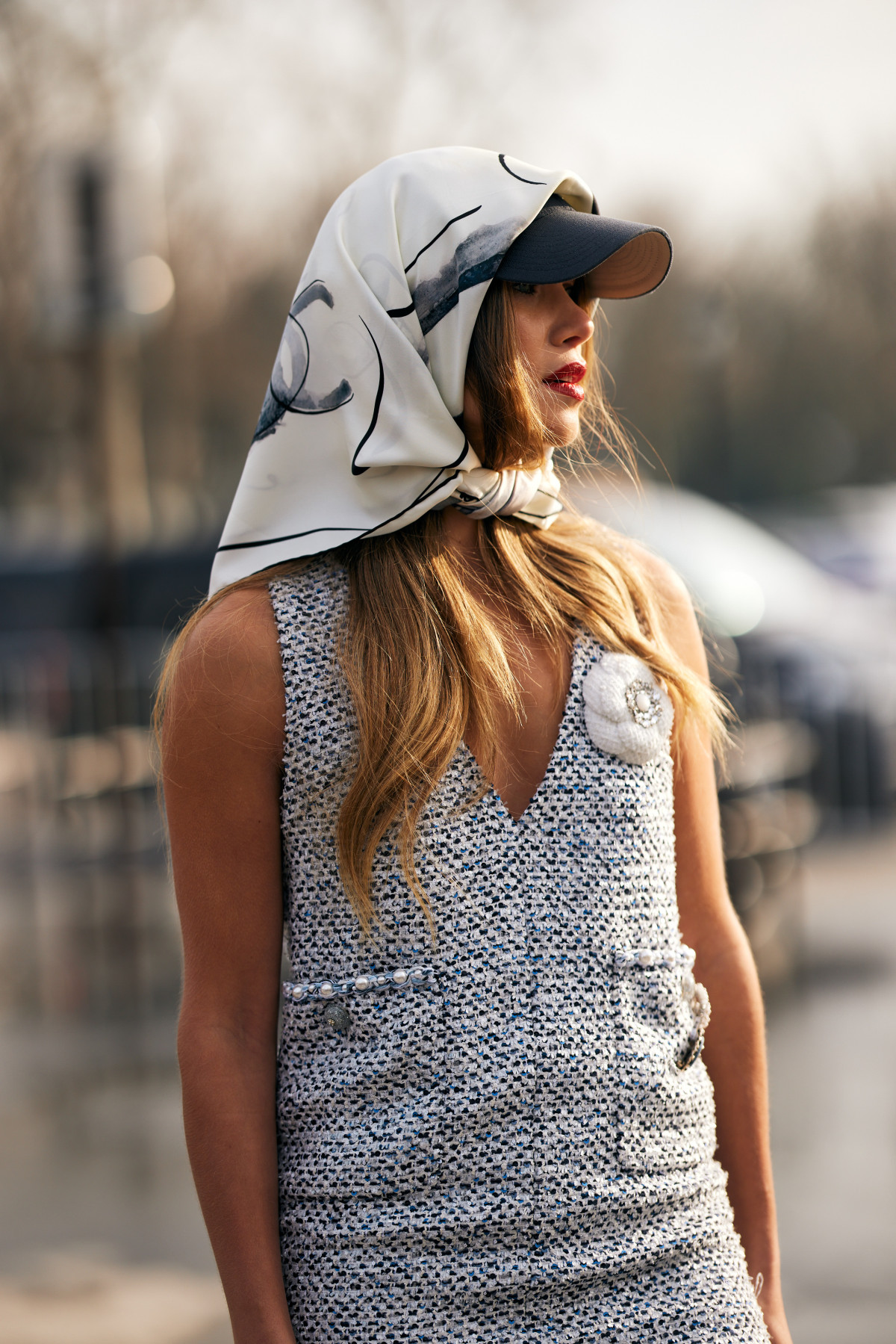 Образи із білою хусткою