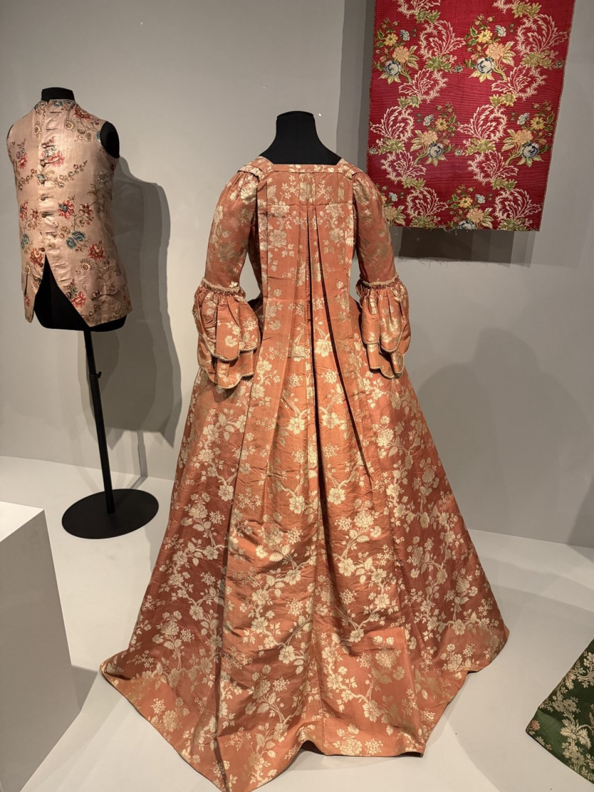 Сукня «по-французьки» (robe à la française) близько 1755 — 1765 років