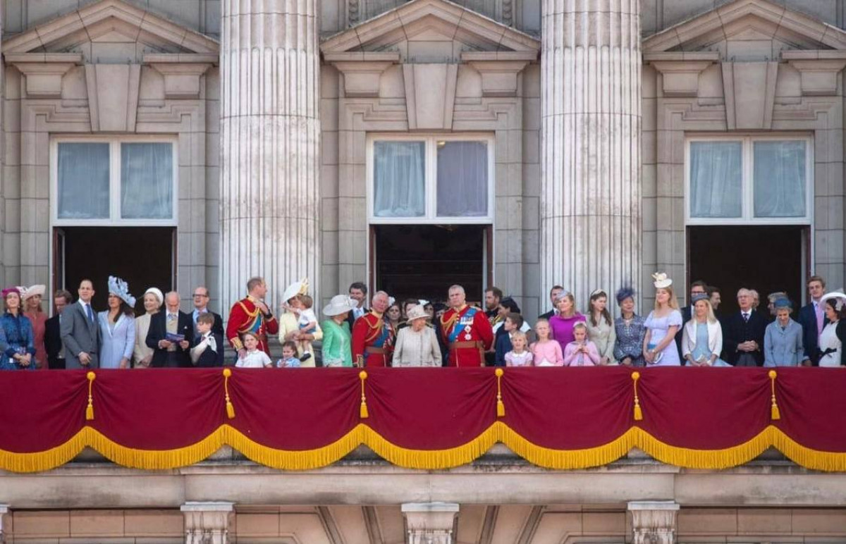 Королевская семья на балконе Букингемского дворца 