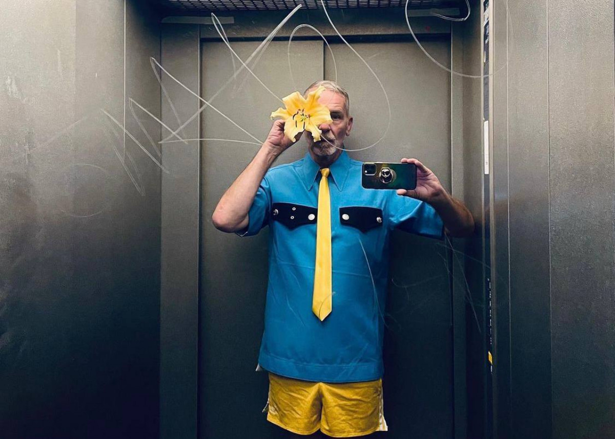 Френк Уайлд ежедневно публикует луки в сине-желтых цветах 