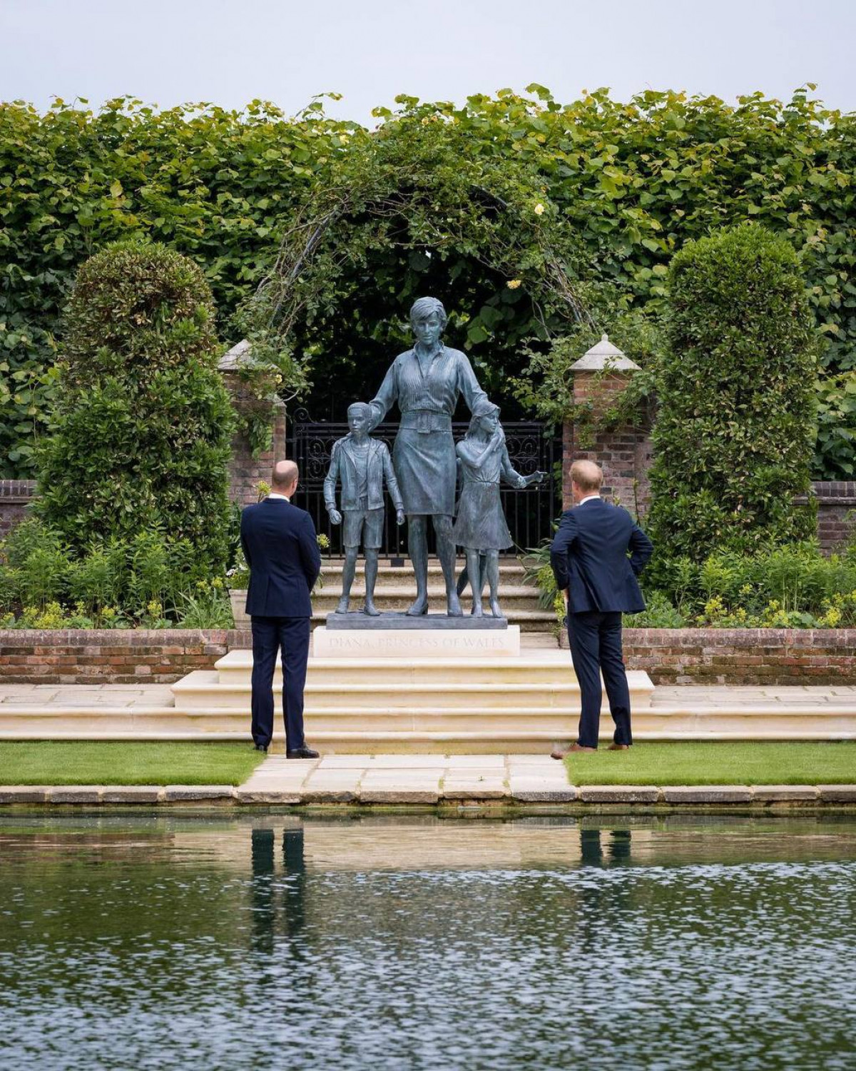 Принцы Уильям и Гарри на открытии памятника принцессе Диане