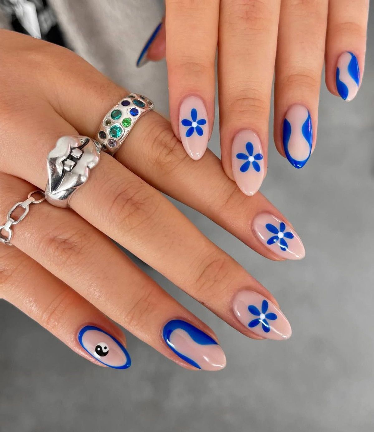 Літній манікюр 2025  з квітами фото 4