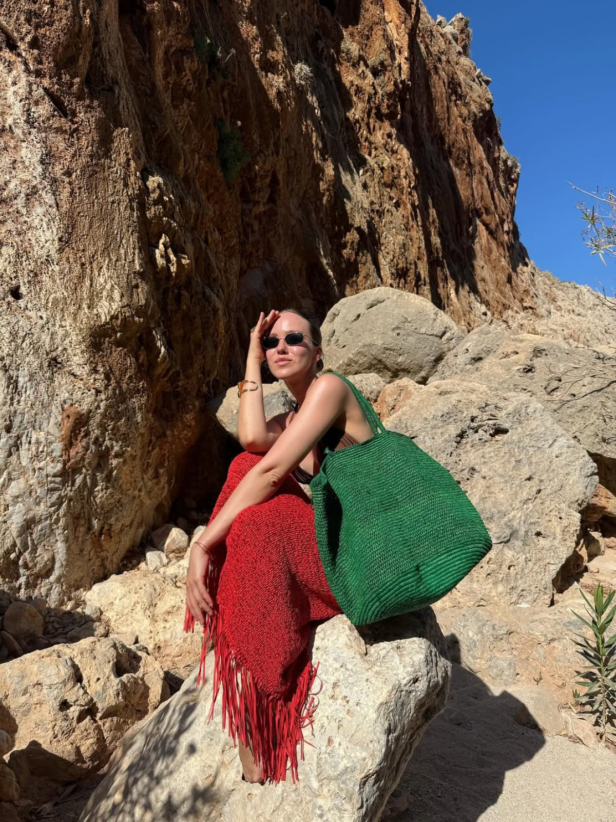 з чим носити плетену сумку