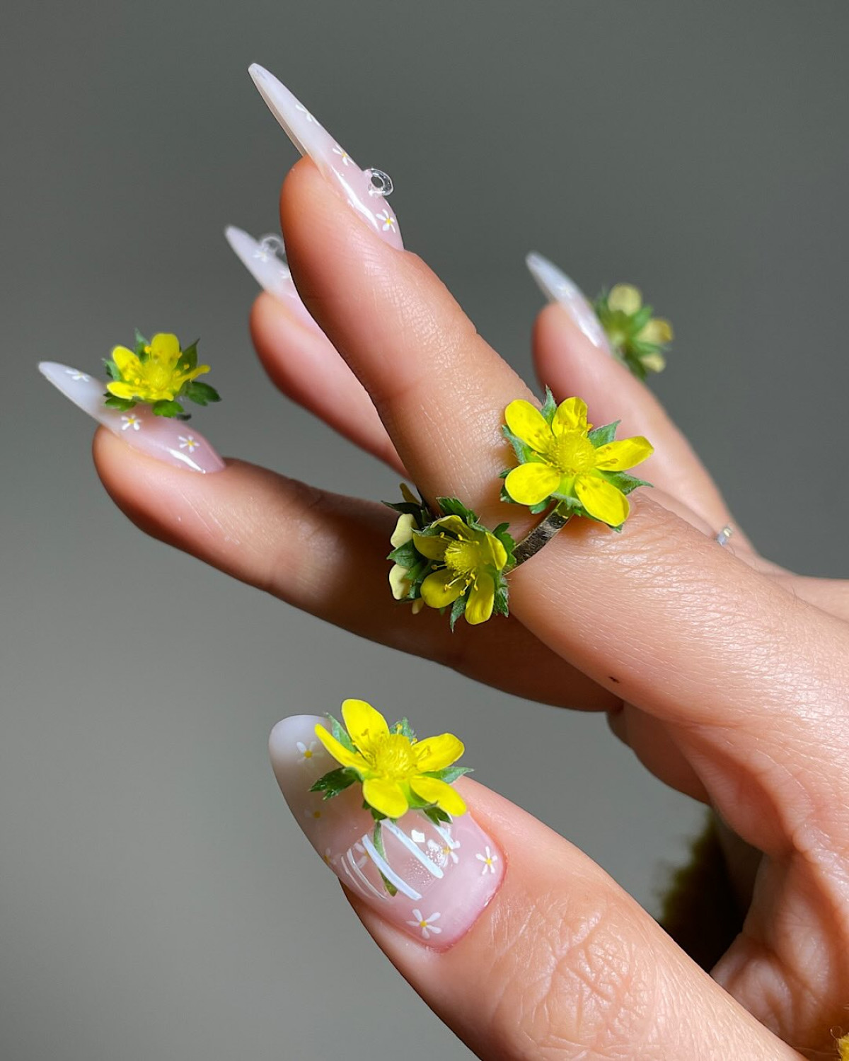 Квітковий манікюр весни 2026: ніжні ідеї, які підходять і в офіс, і на побачення