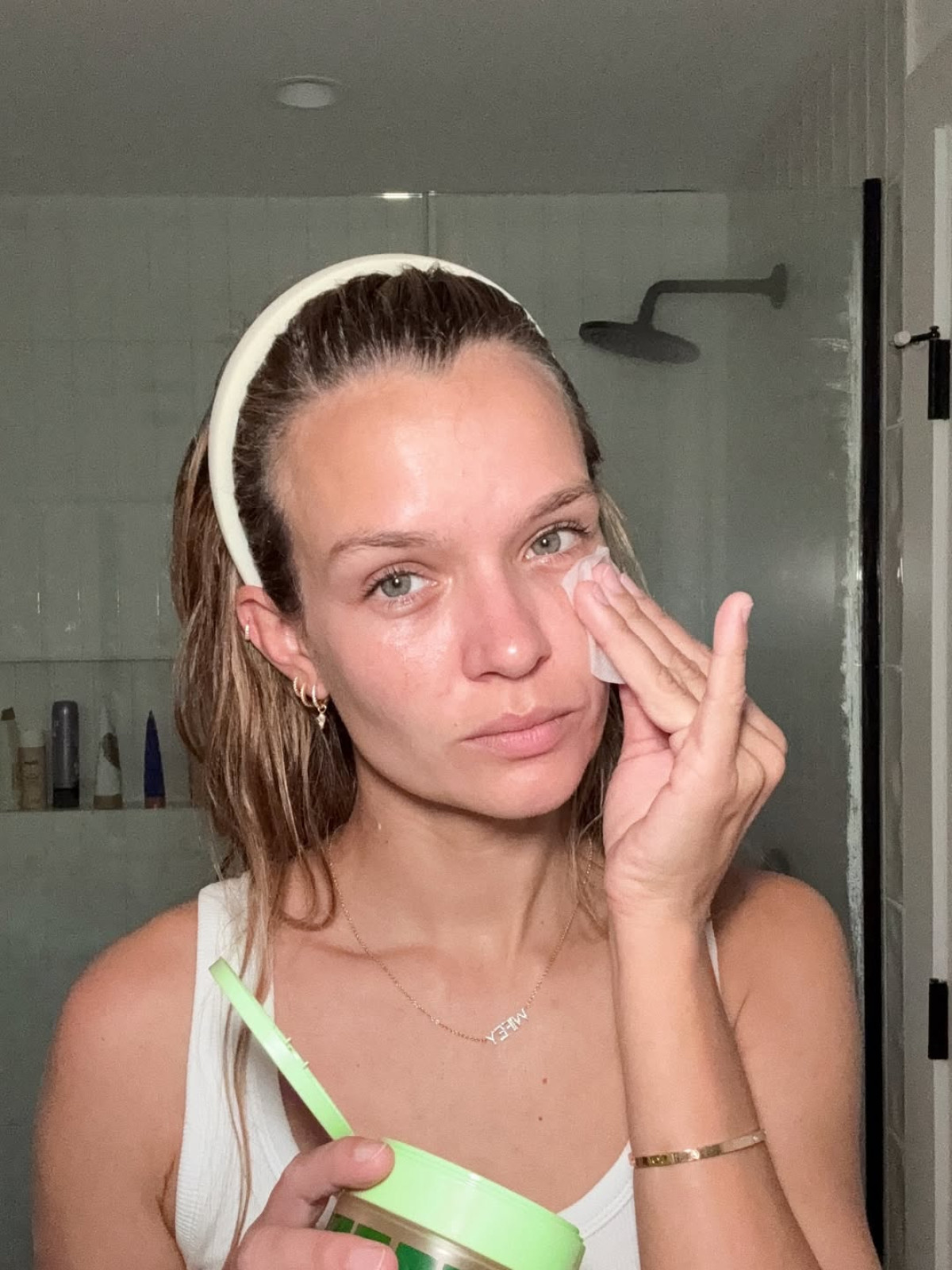 Що краще ніацинамід чи азелаїнова кислота?