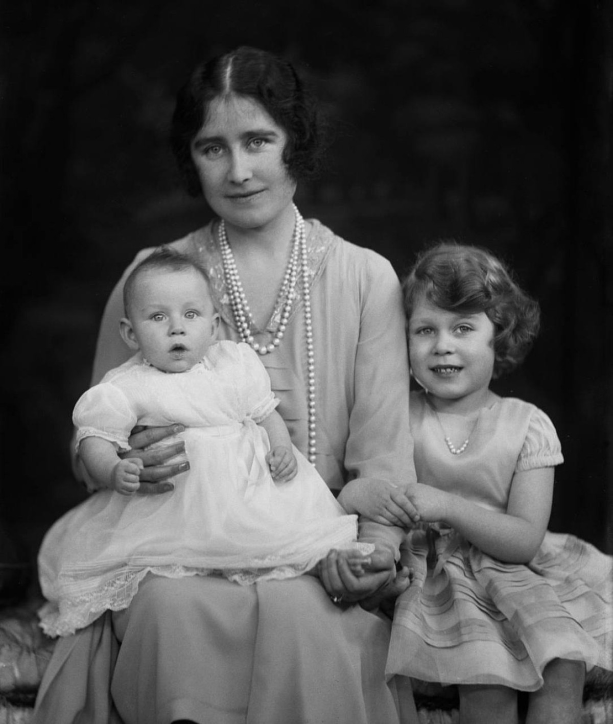 Королева Єлизавета з мамою та сестрою 
