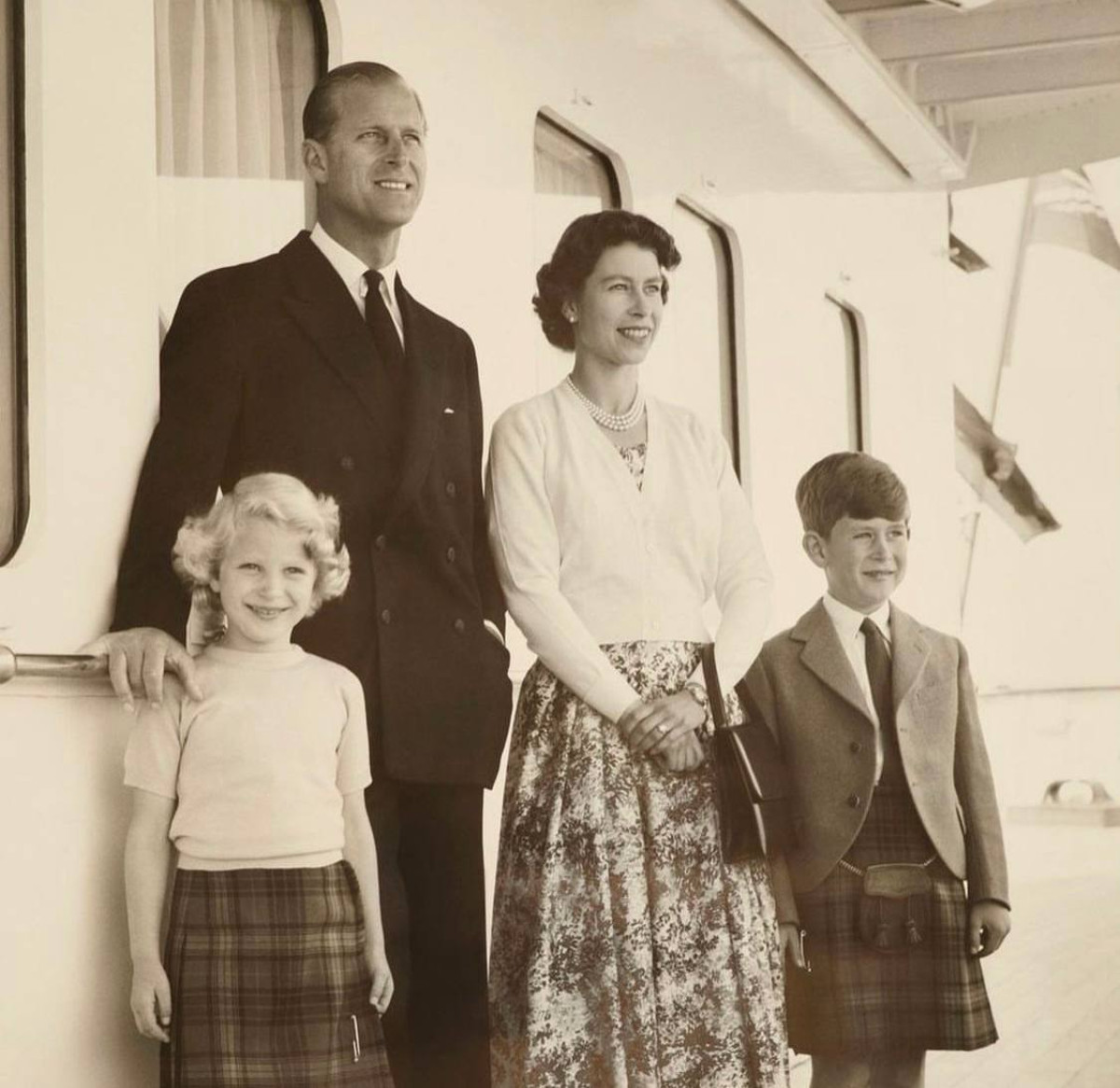 Королева Єлизавета з родиною 