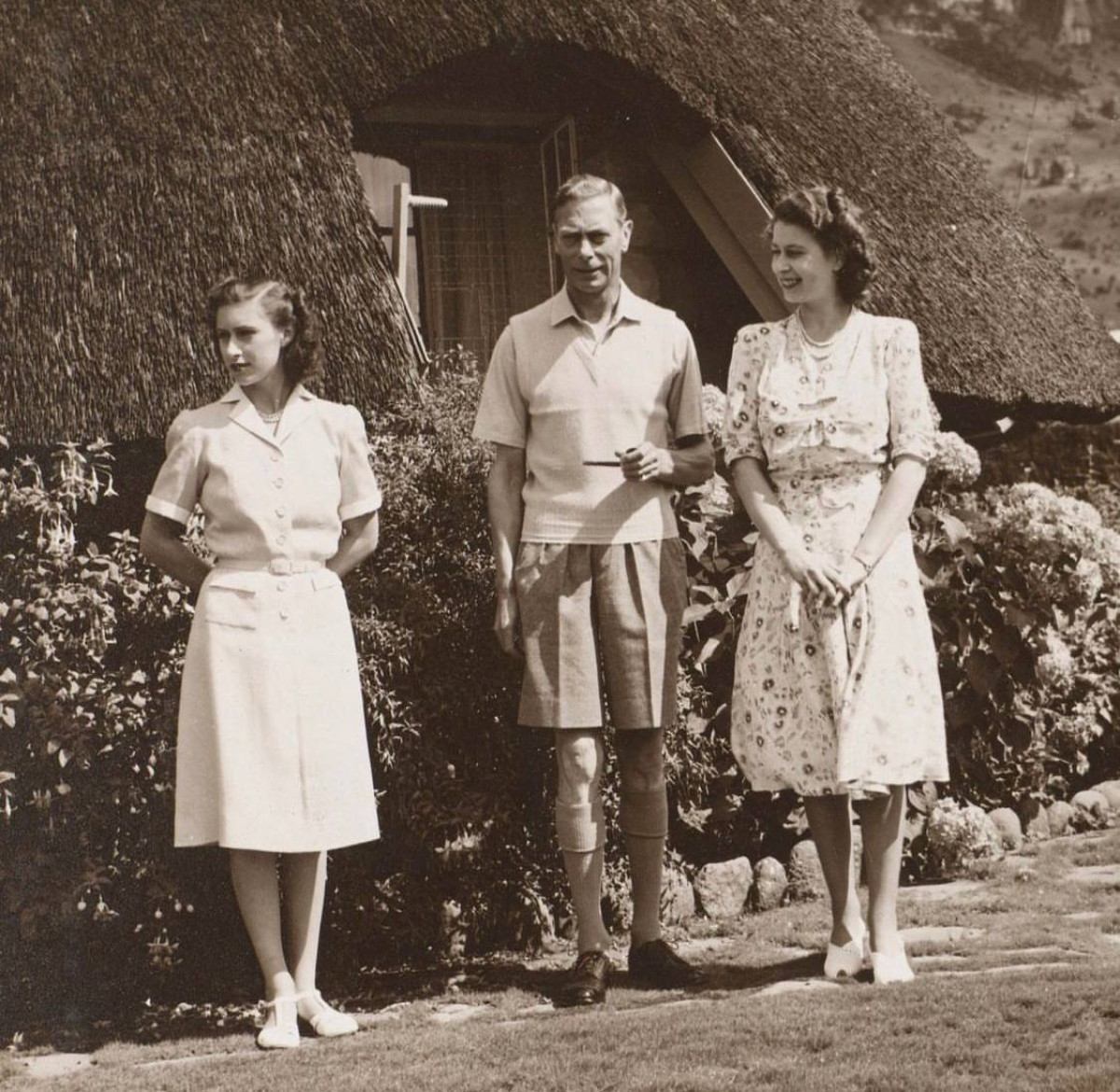 Королева Єлизавета з батьком та сестрою 