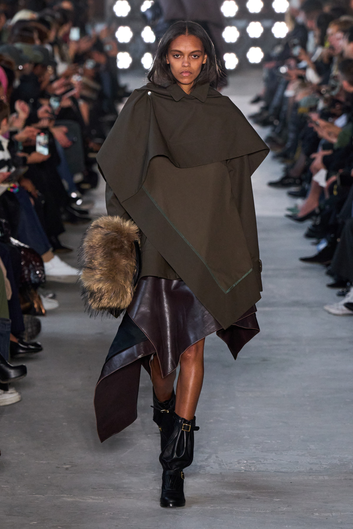 Асиметрична шкіряна спідниця