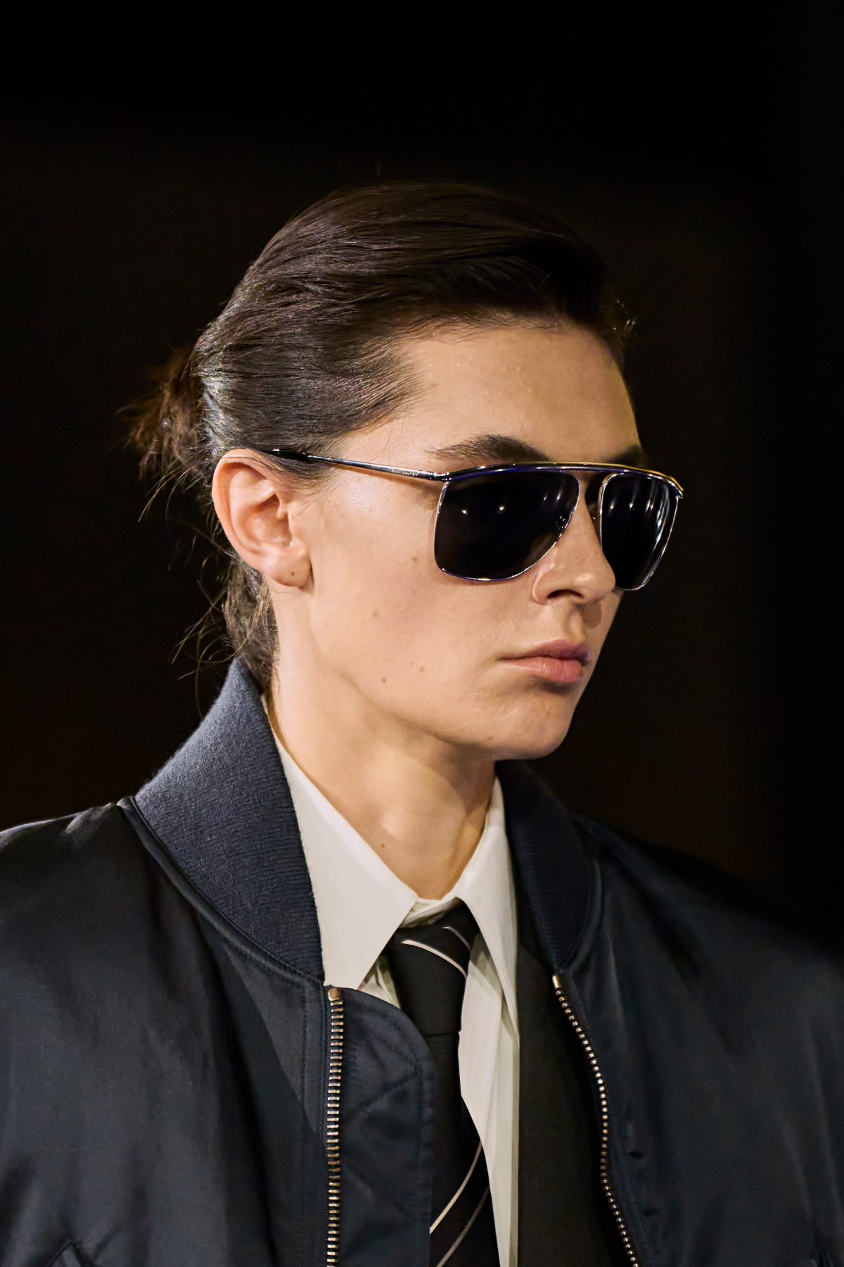 Темні сонцезахисні окуляри