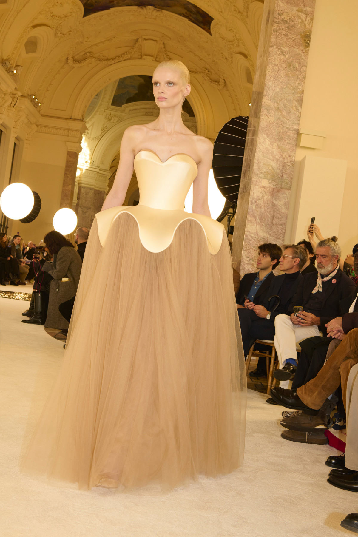 Скульптурна весільна сукня Schiaparelli