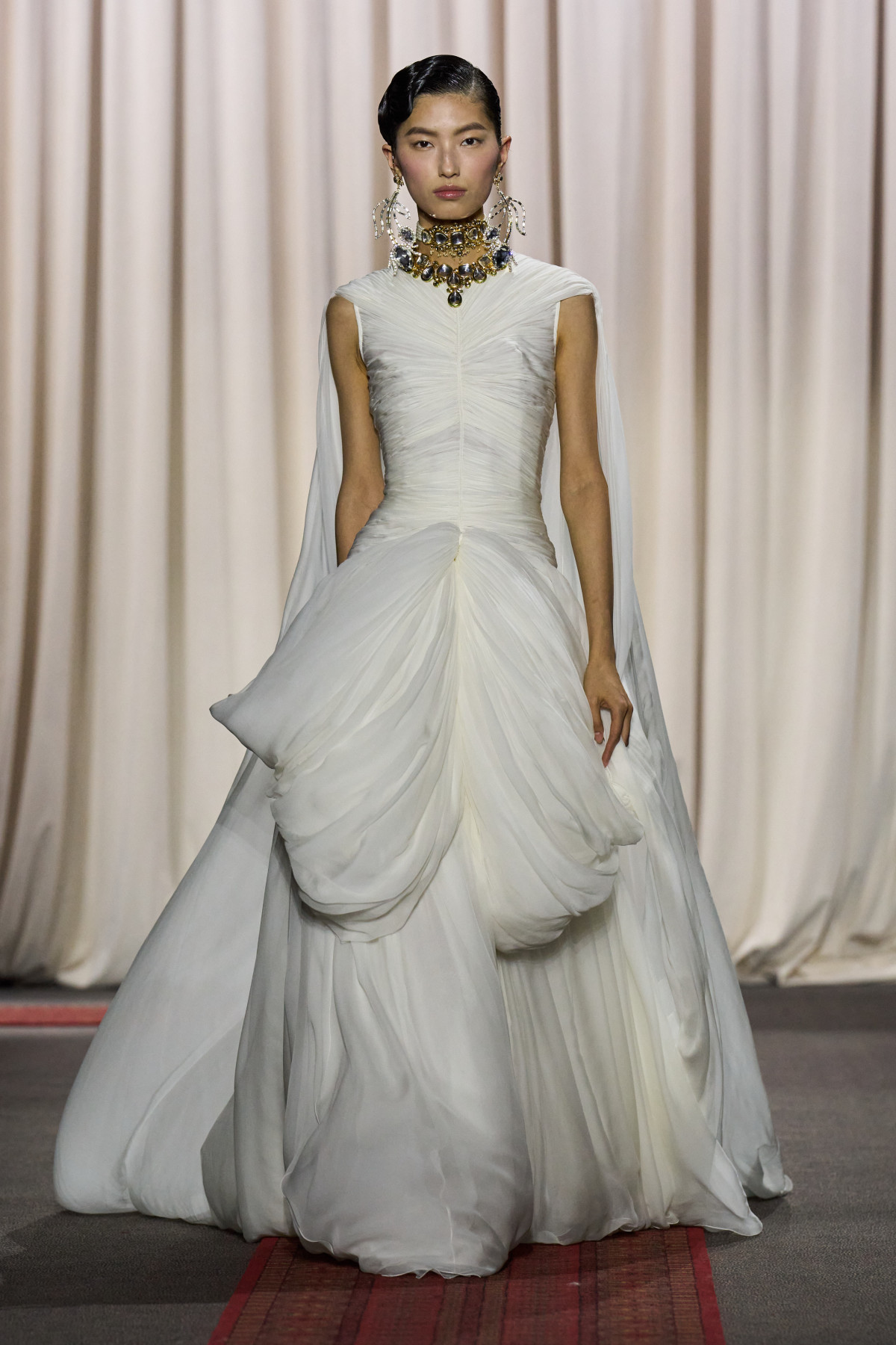 Весільна сукня з драпіруванням Giambattista Valli