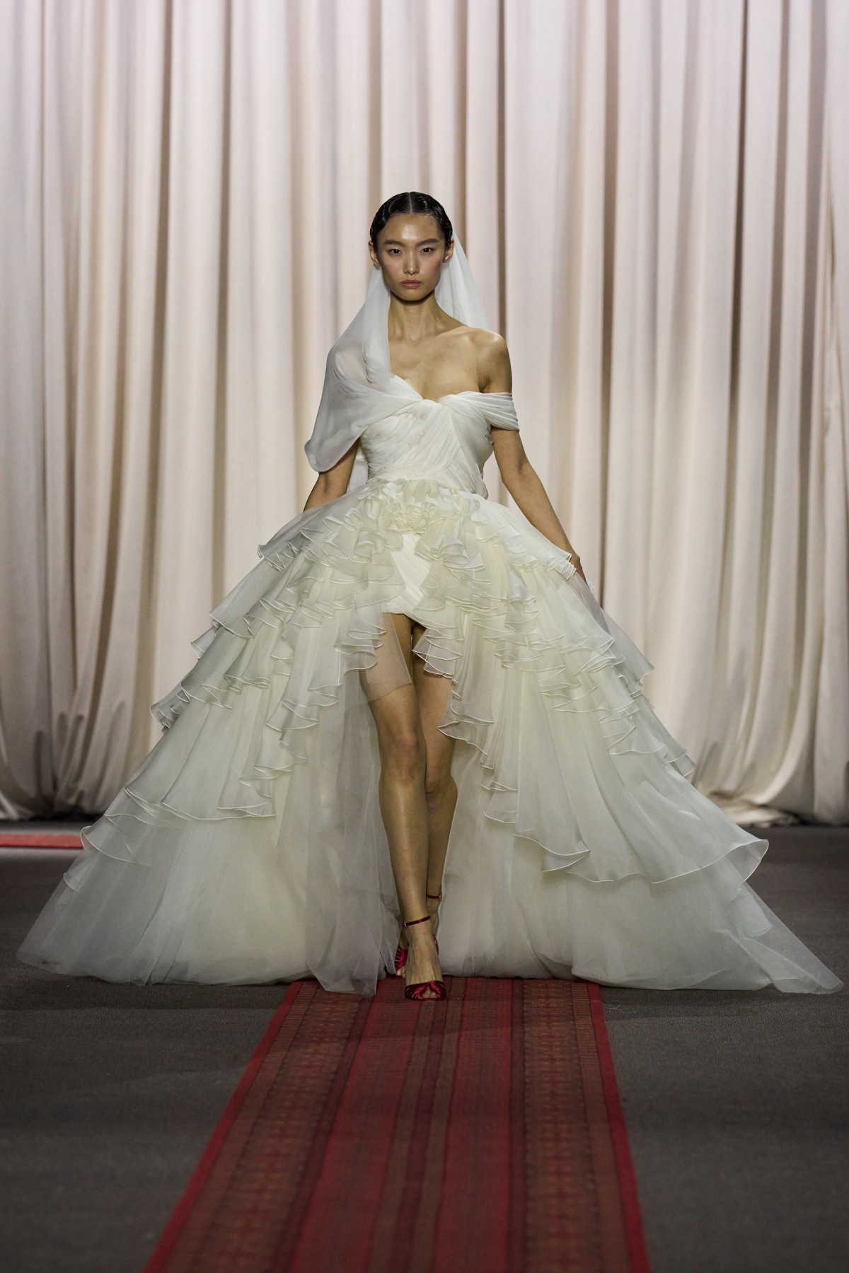 Весільна сукня зі шлейфом Giambattista Valli