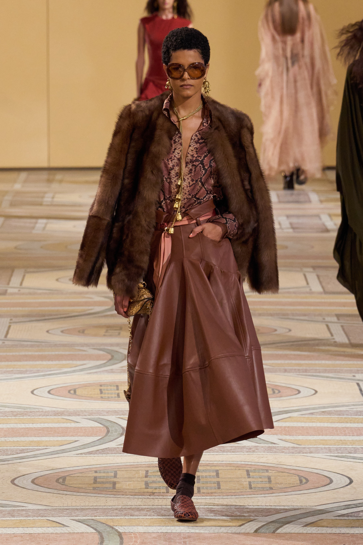 Коричнева шкіряна спідниця